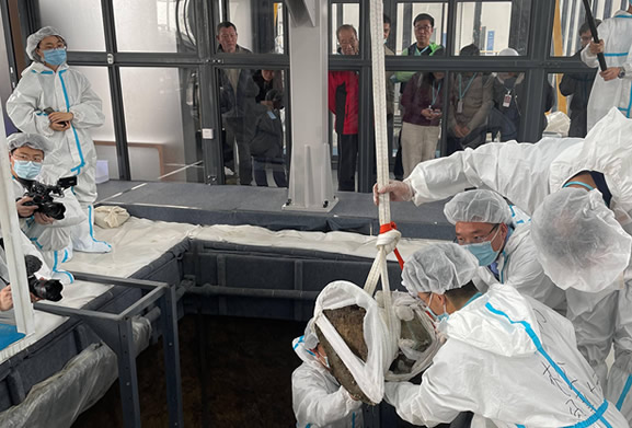The Chinese archaeological objects at Sanxingdui are hoisting operations