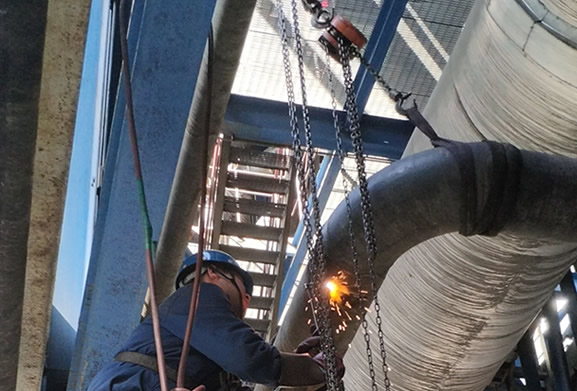 Lifting and pulling operation of chain block during pipeline welding
